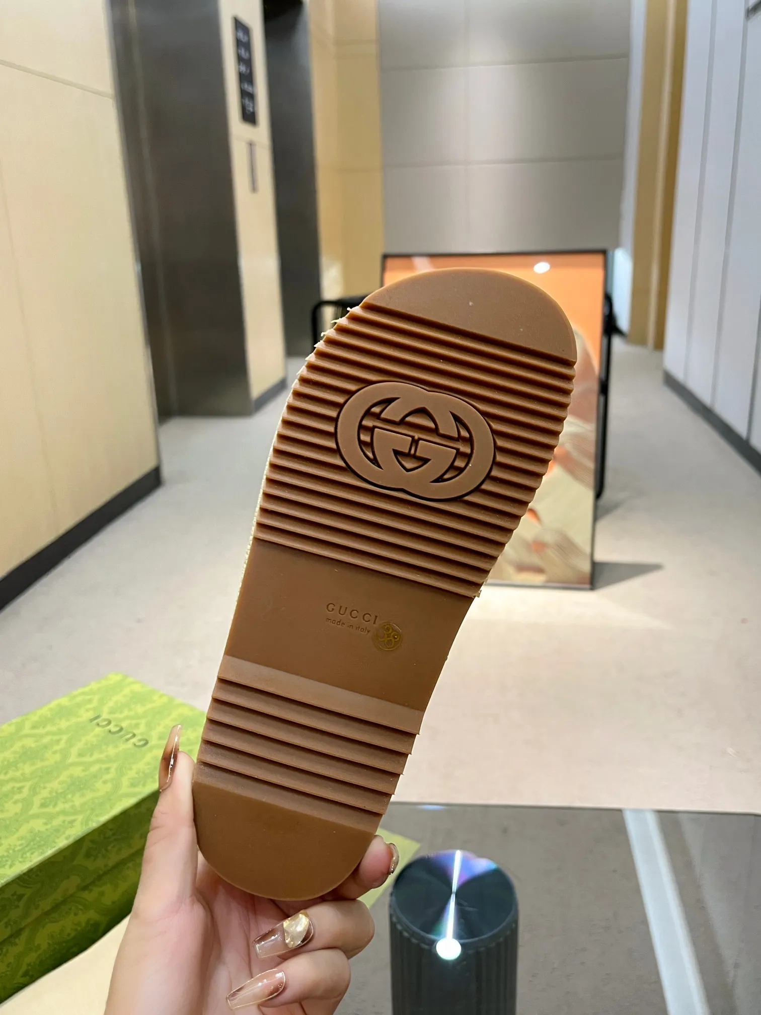 👟👟Ex-factory price 400👟👟 Shipped throughout the year, 200 colors] Gucci’s latest limited edition thick-soled slippers. Top quality for sale. Purchase genuine product for development. The material and workmanship are consistent with the original. Upper: original special printing process. Lining: dyed sheepskin. Outsole: Italian private model outsole. Size: 35-43M standard size. 41, 42, 43 are also customized and cannot be returned. Sole thickness: 5.5cm. Forefoot 4cm.
